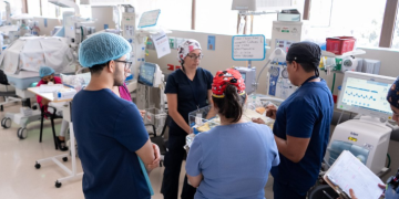 Las autoridades destacaron que la incorporación de este equipo contribuirá a mejorar la capacidad de respuesta del sistema de salud. / Foto: MSPAS