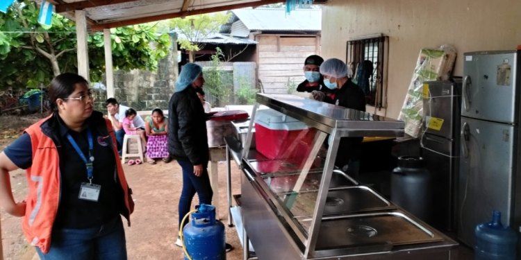 Comedor social continúa brindando alimentos a personas albergadas./Foto: Mides.
