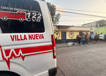 Elementos de la 25 Compañía evaluaron a un hombre, quien carece de signos vitales debido a heridas provocadas con arma de fuego. / Foto: Bomberos Voluntarios
