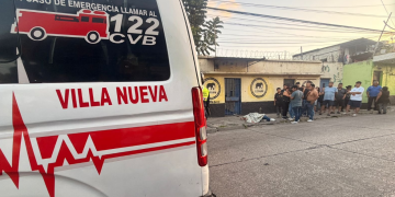 Elementos de la 25 Compañía evaluaron a un hombre, quien carece de signos vitales debido a heridas provocadas con arma de fuego. / Foto: Bomberos Voluntarios