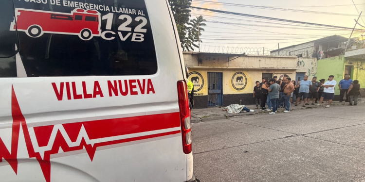 Elementos de la 25 Compañía evaluaron a un hombre, quien carece de signos vitales debido a heridas provocadas con arma de fuego. / Foto: Bomberos Voluntarios
