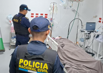 Luego de desarmarlo, los investigadores le brindaron los primeros auxilios y coordinaron el apoyo de los Bomberos Voluntarios, quienes lo trasladaron bajo custodia policial al Hospital General San Juan de Dios. / Foto: PNC
