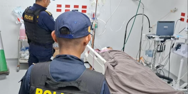 Luego de desarmarlo, los investigadores le brindaron los primeros auxilios y coordinaron el apoyo de los Bomberos Voluntarios, quienes lo trasladaron bajo custodia policial al Hospital General San Juan de Dios. / Foto: PNC
