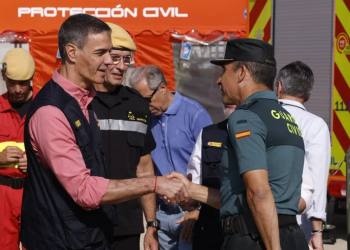 El presidente del Gobierno, Pedro Sánchez (i), durante su visita el Puesto de Mando Avanzado de Navalcarnero, Madrid, este miércoles. EFE