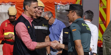 El presidente del Gobierno, Pedro Sánchez (i), durante su visita el Puesto de Mando Avanzado de Navalcarnero, Madrid, este miércoles. EFE