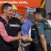 El presidente del Gobierno, Pedro Sánchez (i), durante su visita el Puesto de Mando Avanzado de Navalcarnero, Madrid, este miércoles. EFE