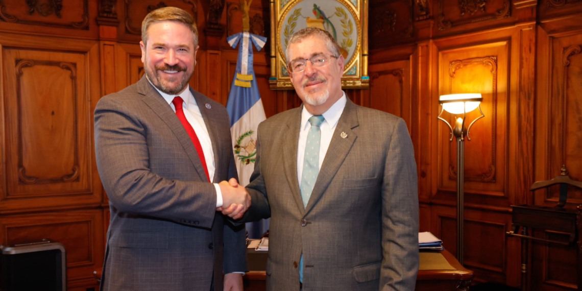 Presidente Bernardo Arévalo, recibió en su despacho al codirector adjunto de la Oficina Federal de Investigación (FBI), Andrew Bailey. / Foto: Gobierno