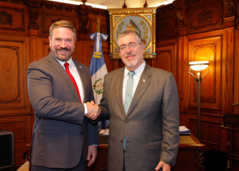 Presidente Bernardo Arévalo, recibió en su despacho al codirector adjunto de la Oficina Federal de Investigación (FBI), Andrew Bailey. / Foto: Gobierno