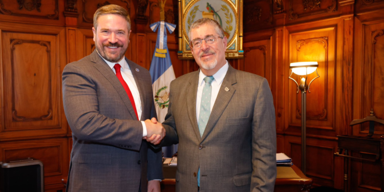 Presidente Bernardo Arévalo, recibió en su despacho al codirector adjunto de la Oficina Federal de Investigación (FBI), Andrew Bailey. / Foto: Gobierno