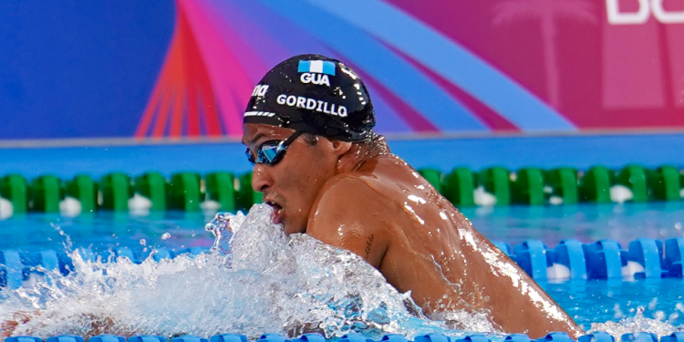 Erick Gordillo gana el oro en los 400 metros combinado de Santo Domingo 2026