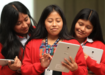 Alumnos agradecen al Gobierno por la entrega de tablets que los ayudarán en sus estudios