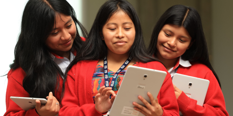Alumnos agradecen al Gobierno por la entrega de tablets que los ayudarán en sus estudios
