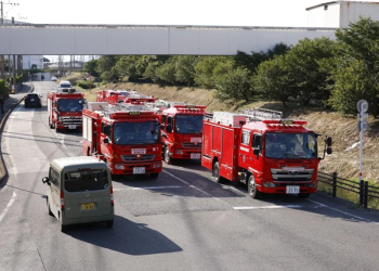 Equipos de rescate desplegados en la ciudad de Yatsushiro (Japón), tras el terremoto de 7,1. EFE