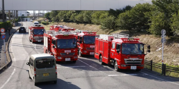 Equipos de rescate desplegados en la ciudad de Yatsushiro (Japón), tras el terremoto de 7,1. EFE