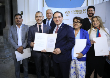 Ministro Villeda entregando las iniciativas a la comisión de Gobernación. / Foto: Mingob
