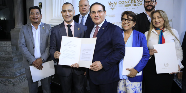Ministro Villeda entregando las iniciativas a la comisión de Gobernación. / Foto: Mingob