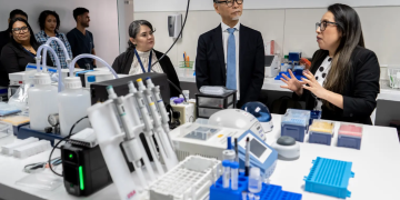 Hospital Roosevelt recibió donación de equipo especializado para fortalecer el trasplante renal pediátrico. (Foto: MSPAS)
