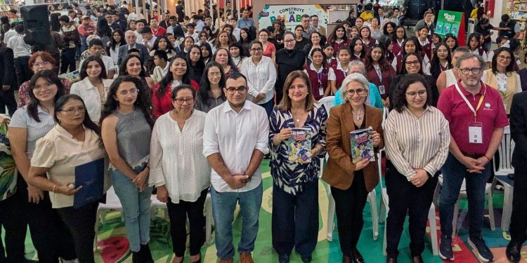 Vicepresidenta visitó Filgua para la presentación del cómic El Sueño de la Luna. (Foto: Senacyt)