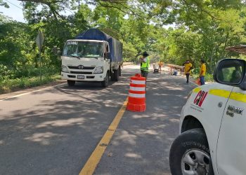 Regulación vehicular por trabajos en carretera en km. 97.6 de CA-2 Oriente, Taxisco, Santa Rosa. / Foto: Provial