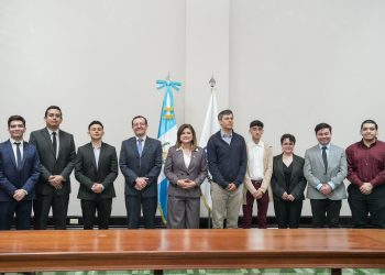 Vicepresidenta juramenta a la delegación de estudiantes que participarán en el Quantathon Costa Rica 2026