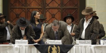Gobierno y Municipalidad Indígena de Sololá firman agenda de trabajo para impulsar el desarrollo de 85 comunidades.