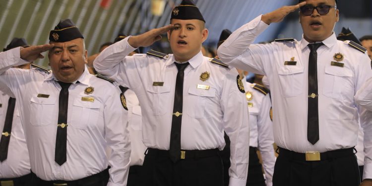 Agentes PNC se gradúan del curso de Aviación Policial