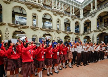 Ministerio de Educación entregará tablets a los estudiantes de diversificado del sector público. (Foto: Gilbert García)