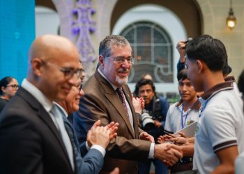Presidente Arévalo participó en la entrega de tables por el programa Ciudadanía Digikal. (Foto: Gilbert García)