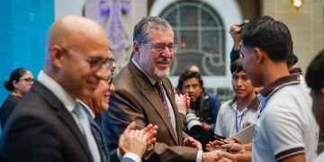 Presidente Arévalo participó en la entrega de tables por el programa Ciudadanía Digikal. (Foto: Gilbert García)