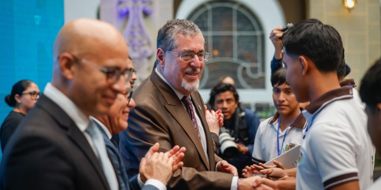 Presidente Arévalo participó en la entrega de tables por el programa Ciudadanía Digikal. (Foto: Gilbert García)
