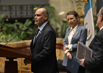 Viceministro de ambiente compartió detalles respecto a la destitución de un delegado del MARN en Escuintla. (Foto: Álvaro Interiano)