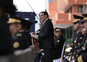Ministro de Gobernación resaltó la dignificación policial como parte del reconocimiento al trabajo de la PNC. (Foto: Álvaro Interiano)