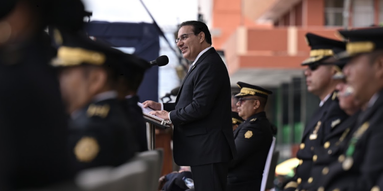 Ministro de Gobernación resaltó la dignificación policial como parte del reconocimiento al trabajo de la PNC. (Foto: Álvaro Interiano)