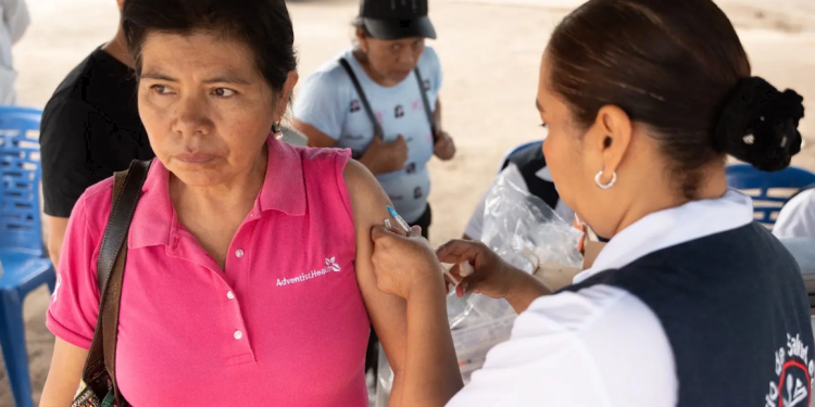 El ministerio de Salud asegura la vacunación contra el sarampión tras el ingreso de dosis de la vacuna. (Foto: MSPAS)