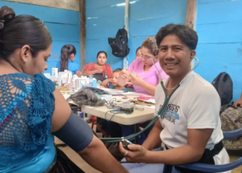 Las brigadas de salud brindaron consultas médicas generales a las personas albergadas. (Foto: MSPAS)