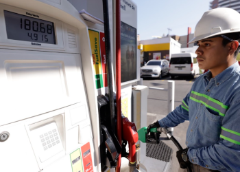 Ministro Erwin Barrios compartió que el subsidio tiene más efectos en el precio del combustible que quitar un impuesto. (Foto: archivo)