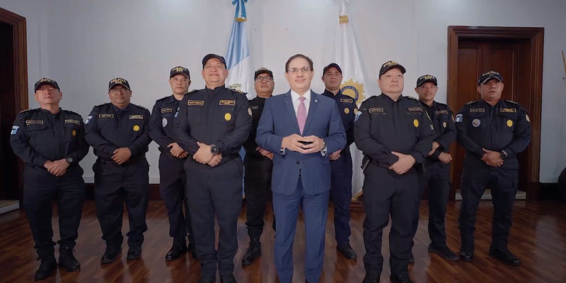Ministro de Gobernación compartió los aumentos autorizados para la dignificación de la PNC. (Foto: captura de pantalla)