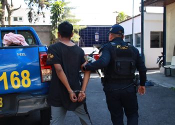 La PNC capturó a un presunto asalta buses y remitió a dos adolescentes. (Foto: PNC)
