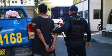 La PNC capturó a un presunto asalta buses y remitió a dos adolescentes. (Foto: PNC)