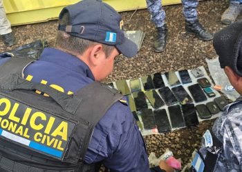 urante el operativo se ha localizado una pistola, diversas drogas y celulares. / Foto: PNC