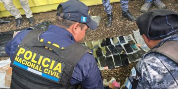 urante el operativo se ha localizado una pistola, diversas drogas y celulares. / Foto: PNC