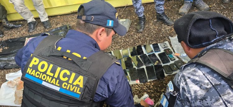 urante el operativo se ha localizado una pistola, diversas drogas y celulares. / Foto: PNC
