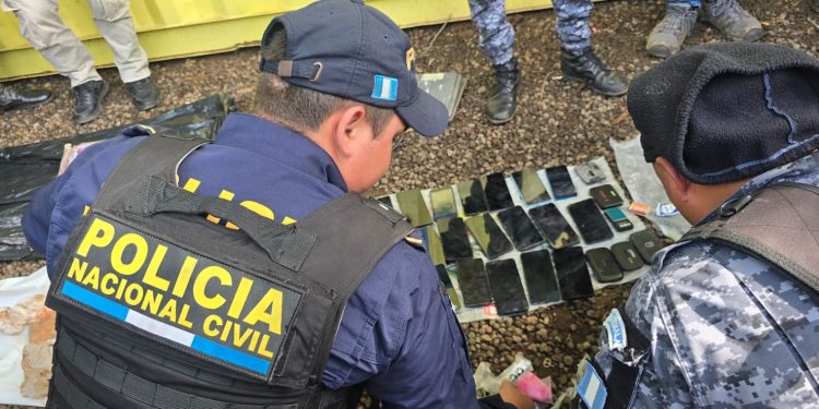 urante el operativo se ha localizado una pistola, diversas drogas y celulares. / Foto: PNC