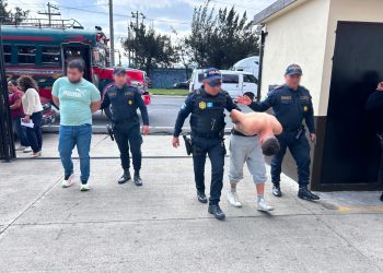 En el vehículo viajaban Silvano N, de 28 años, y Diego N, de 29 años, quienes fueron capturados. / Foto: PNC