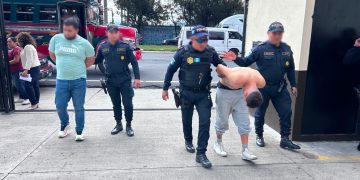 En el vehículo viajaban Silvano N, de 28 años, y Diego N, de 29 años, quienes fueron capturados. / Foto: PNC