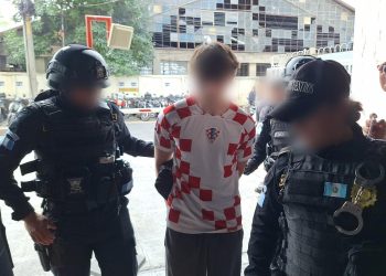 El detenido fue identificado como Andrés Alcázar Crespo, de 20 años, quien era requerido por un juzgado de Guatemala desde el pasado 2 de julio por el delito de plagio y secuestro. / Foto: PNC