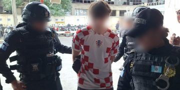 El detenido fue identificado como Andrés Alcázar Crespo, de 20 años, quien era requerido por un juzgado de Guatemala desde el pasado 2 de julio por el delito de plagio y secuestro. / Foto: PNC