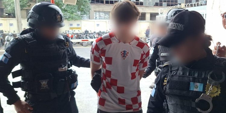 El detenido fue identificado como Andrés Alcázar Crespo, de 20 años, quien era requerido por un juzgado de Guatemala desde el pasado 2 de julio por el delito de plagio y secuestro. / Foto: PNC