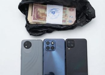 dinero y celulares encontrados en operativo. / Foto: PNC