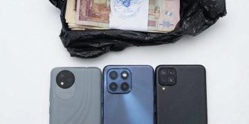dinero y celulares encontrados en operativo. / Foto: PNC